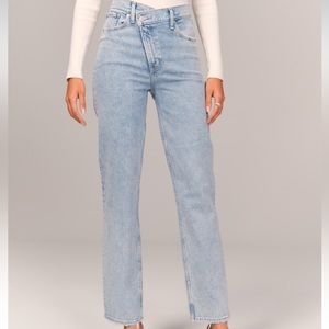 A&F Women's
90s Ultra High Rise Straight Jeans